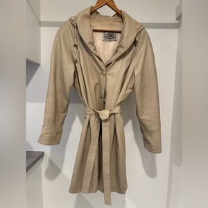 Vera Pelle vintage cream leather trench. Size medium. Fully lined.